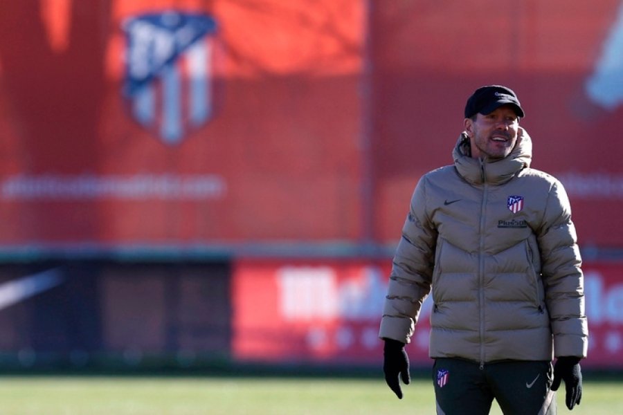 Diego Siemone dirige al Atlético de Madrid de España.