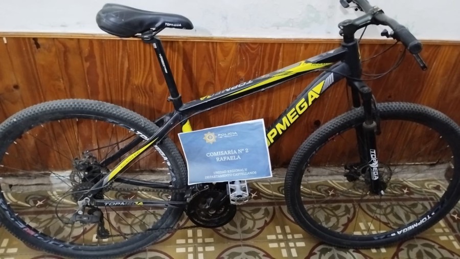 <i>La bicicleta hallada abandonada en el patio de un domicilio de calle Arenales.</i>