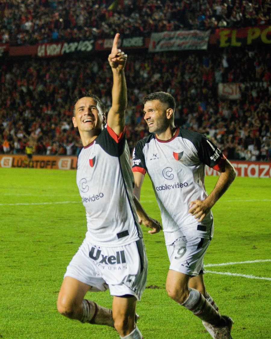 GOLEADORES. Jourdan y Gigliotti convirtieron en la noche santafesina.
