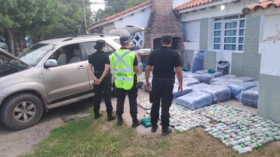 La camioneta y el estupefaciente decomisado en la Comisaría 5a de San Vicente.