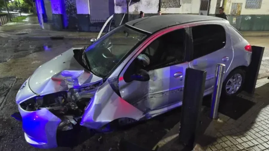 El vehículo, un Peugeot 207, impactó con la baranda en el frente de una concesionaria.