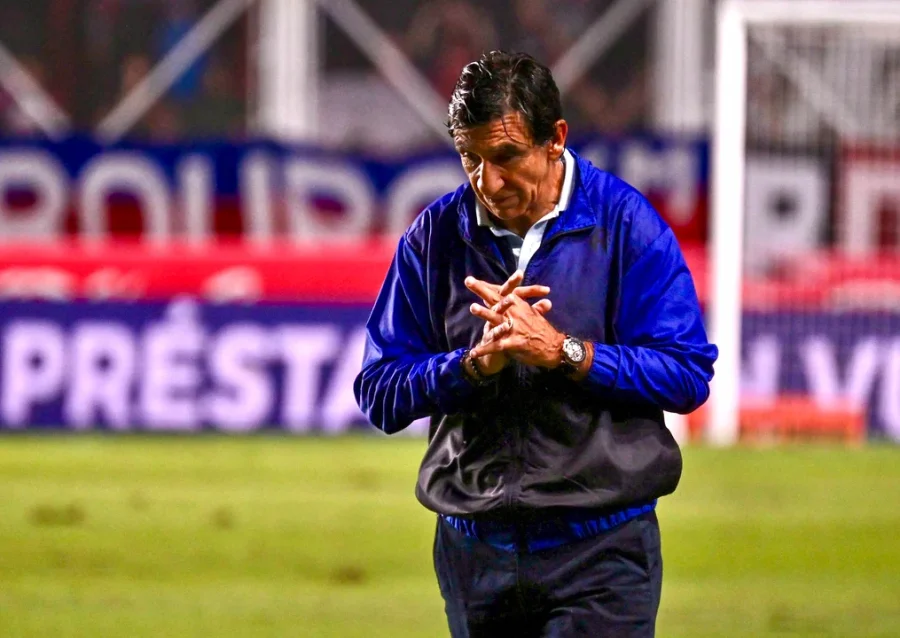 Gustavo Costas, DT de Racing en el duelo ante San Lorenzo por la Fecha 8 del Torneo Apertura.