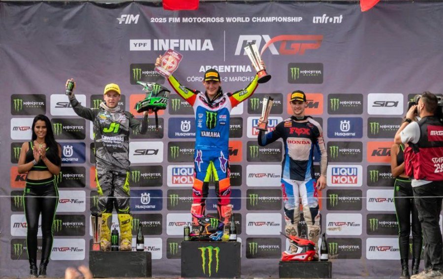 El podio de la Carrera 2 de MXGP con Romain Febvre, Maxime Renaux y Tim Gajser.