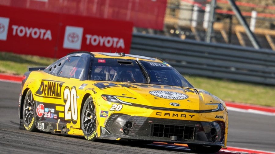 Christopher Bell con el Toyota Camry del equipo Joe Gibbs Racing.