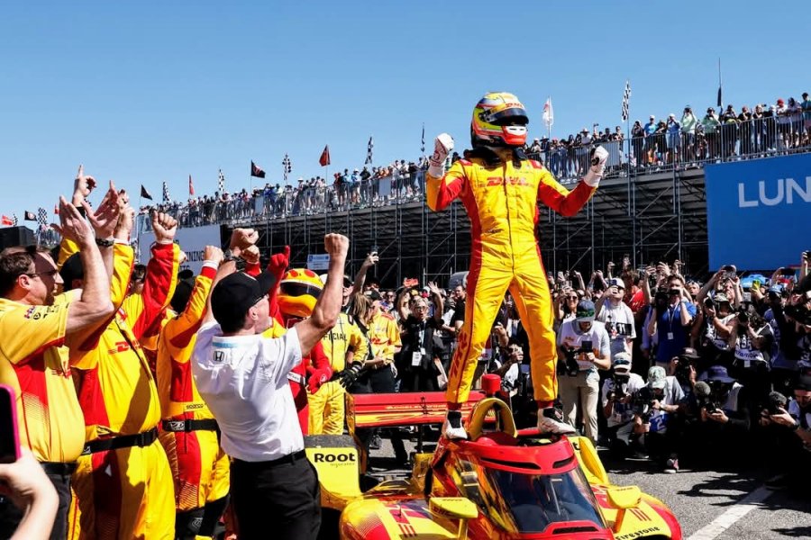 Alex Palou festeja su victoria con los integrantes del Chip Ganassi Racing.