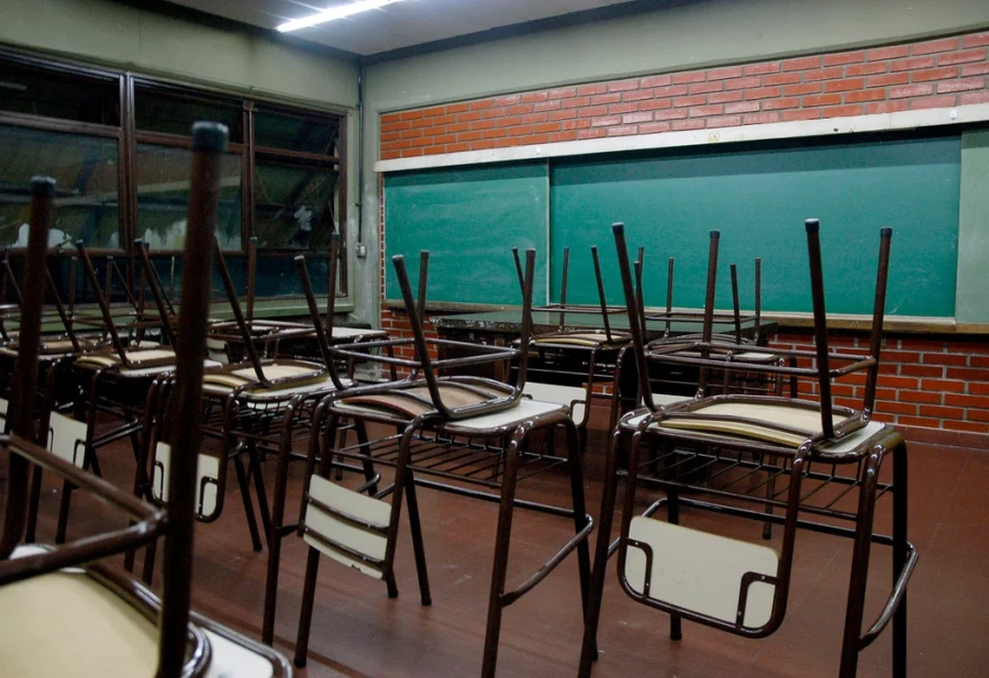Un aula vacía en una escuela porteña durante el paro de actividades impulsado por CTERA.