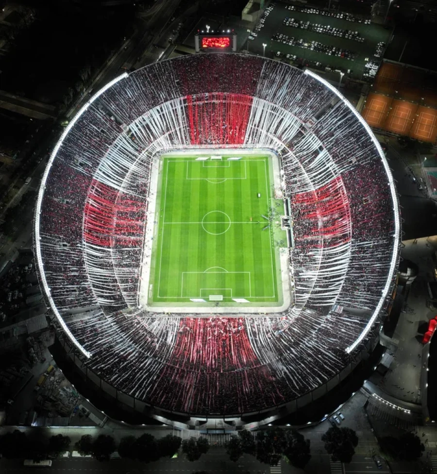 IMPONENTE. El Monumental colmado.