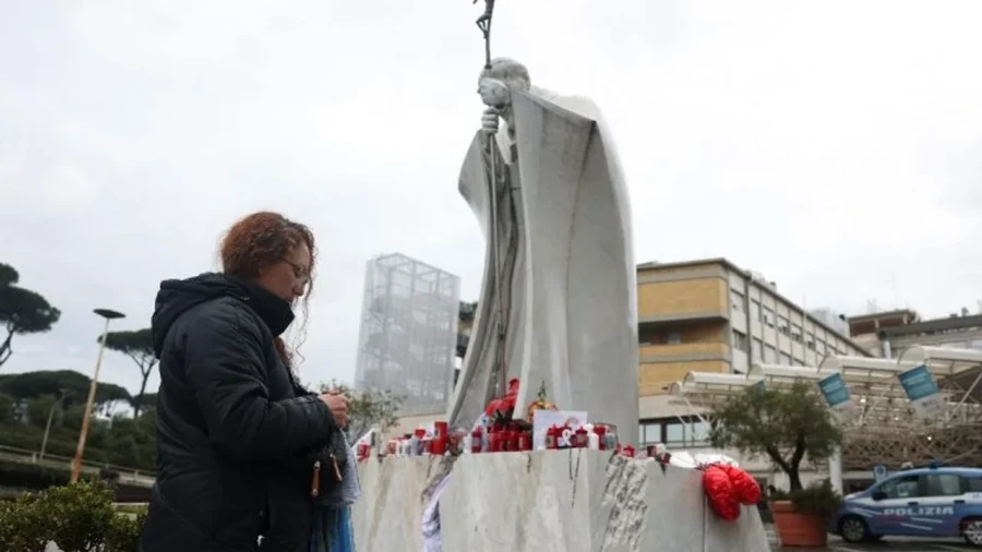 El papa Francisco sigue internado en el Policlínico Gemelli.