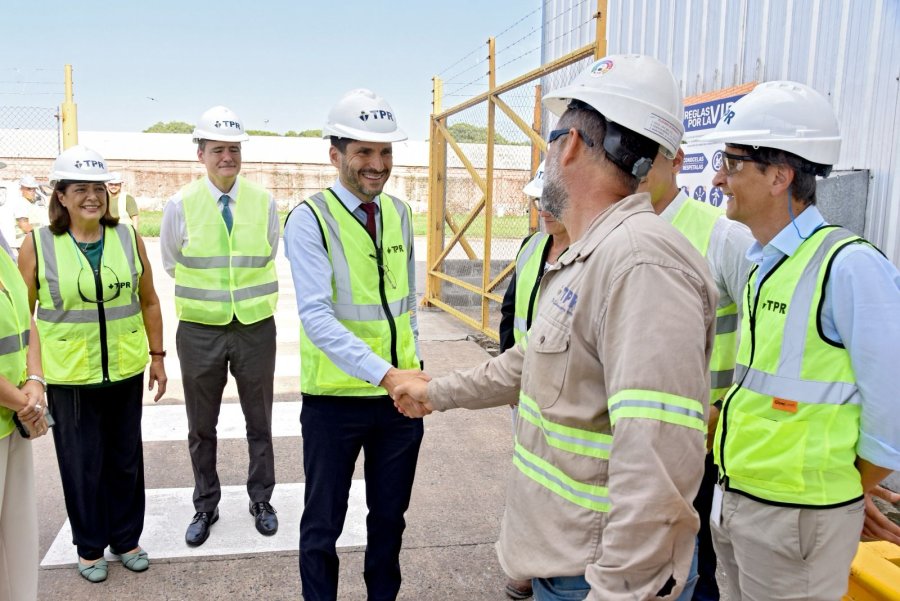 Pullaro saluda a uno de los trabajadores en la Terminal Puerto Rosario donde se efectu&oacute; la carga de litio con destino a China.