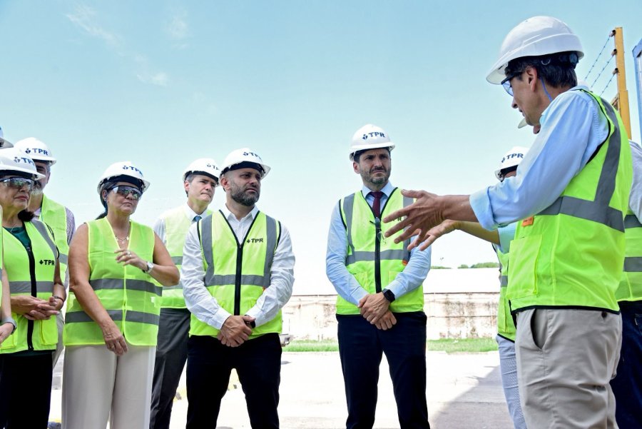 Pullaro y Puccini aprovecharon su visita para conocer detalles de las operaciones de la TPR. (FOTO SCS)