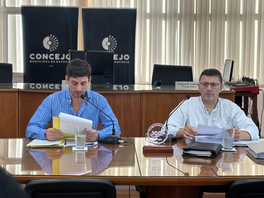 El presidente del Concejo, Lisandro M&aacute;rsico junto al secretario Legislativo, Nicol&aacute;s Abdala, en el reinicio de la actividad legislativa.