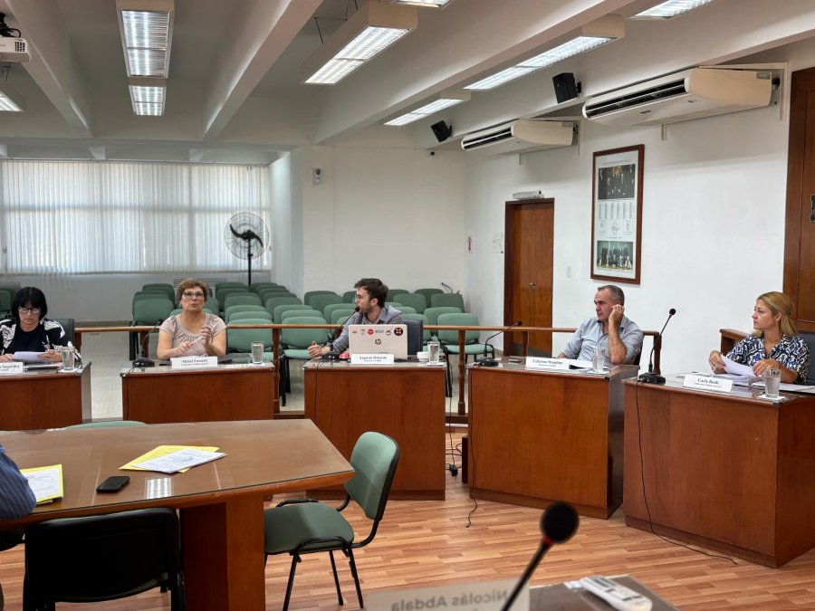 El bloque oficialista, integrado por Alejandra Sagardoy, Mabel Fossatti, Augusto Rolando, Cefe Mondino y Carla Boidi. (FOTO PRENSA CONCEJO)