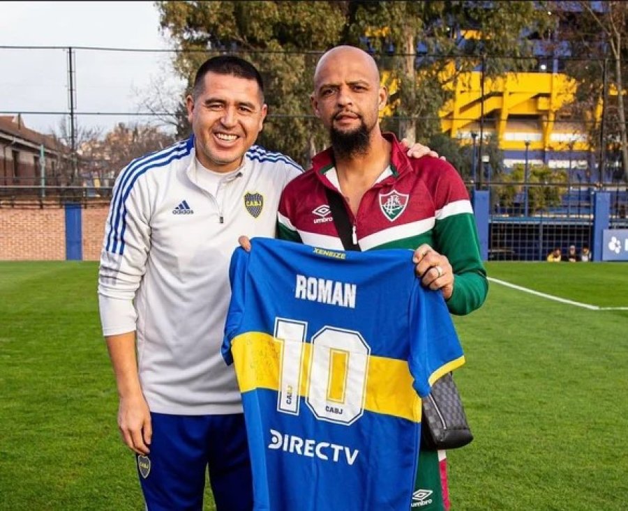 Felipe Melo junto a Juan Román Riquelme.
