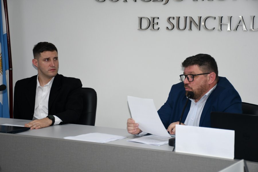 DISCURSO. Pablo Pinotti lee su mensaje mientras observa Juan Astor.