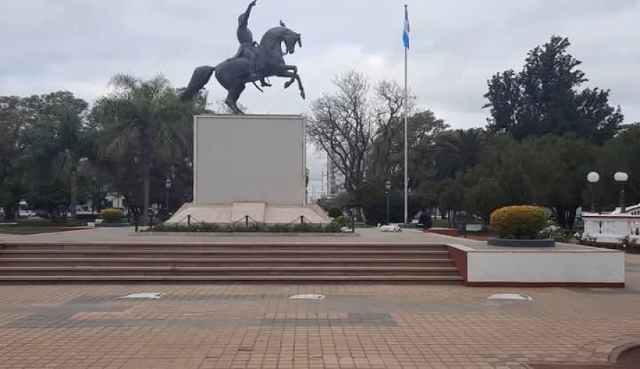 UN HORNO. El centro de la ciudad estuvo pr&aacute;cticamente vac&iacute;o este jueves, a ra&iacute;z del calor intenso.