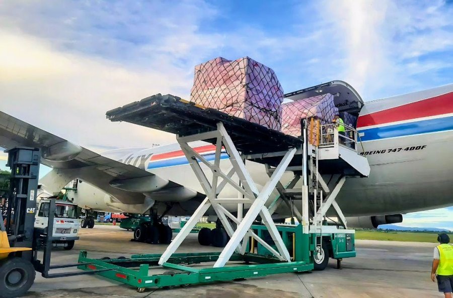 ARRIBO. Uno de los Boeing en el Aeropuerto Teniente Benjamín Matienzo de Tucumán.