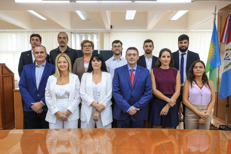 EN MARCHA. Los concejales junto a los funcionarios legislativos, en la "foto de familia" de la primera sesi&oacute;n ordinaria del 2025.