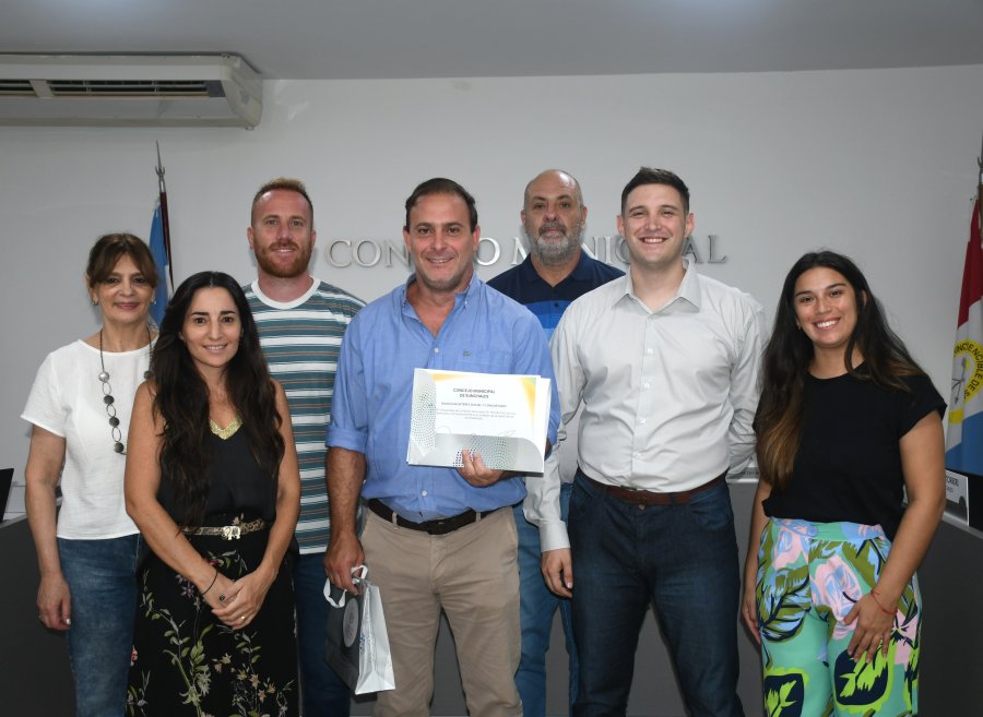 Juan Cruz Irigo junto a los ediles.