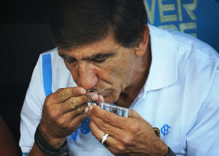 Gustavo Costas es un hincha más en su rol como entrenador de Racing.
