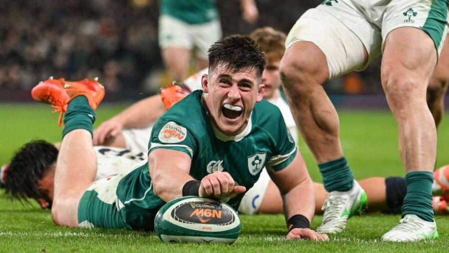 Dan Sheehan y su try ante Inglaterra en el Seis Naciones 2025.