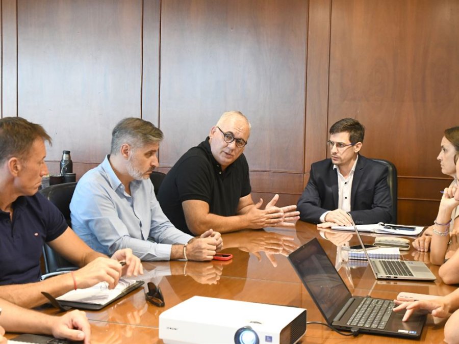 AVANCES EN EL PLAN . Ya comenz&oacute; a tratarse entre la partes el anhelado proyecto de renovaci&oacute;n de veredas del boulevard Santa Fe.