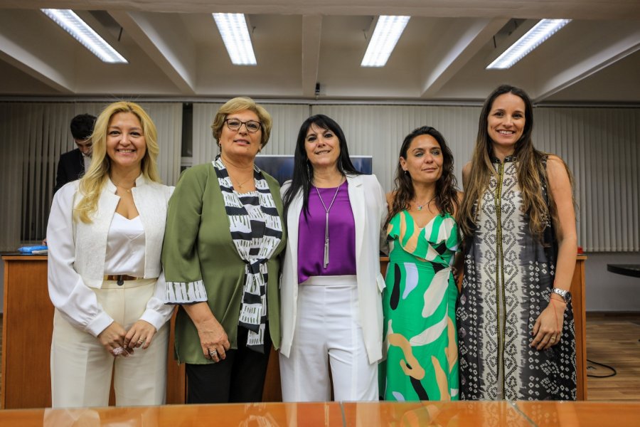 Carla Boidi, Mabel Fossatti, Alejandra Sagardoy, Valeria Soltermam y Mar&iacute;a Paz Caruso, el jueves en la primera sesi&oacute;n ordinaria del Concejo Municipal de Rafaela.