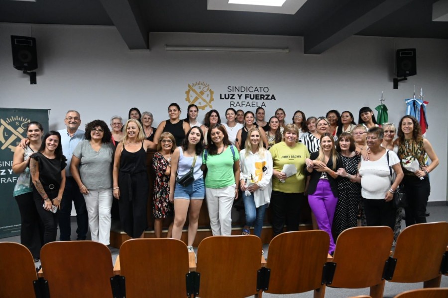 El grupo que particip&oacute; del acto realizado en el atardecer de la v&iacute;spera.