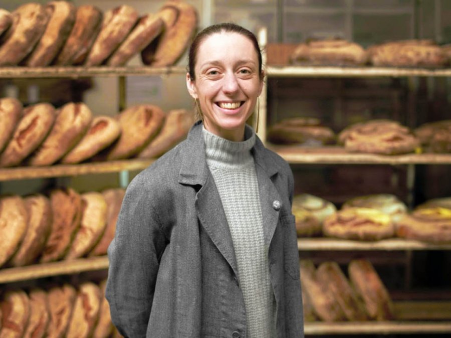 Apollonia Poilâne: a los 18 años heredó la panadería familiar y supo mantener la tradición artesanal y, a la vez, expandir su empresa globalmente.