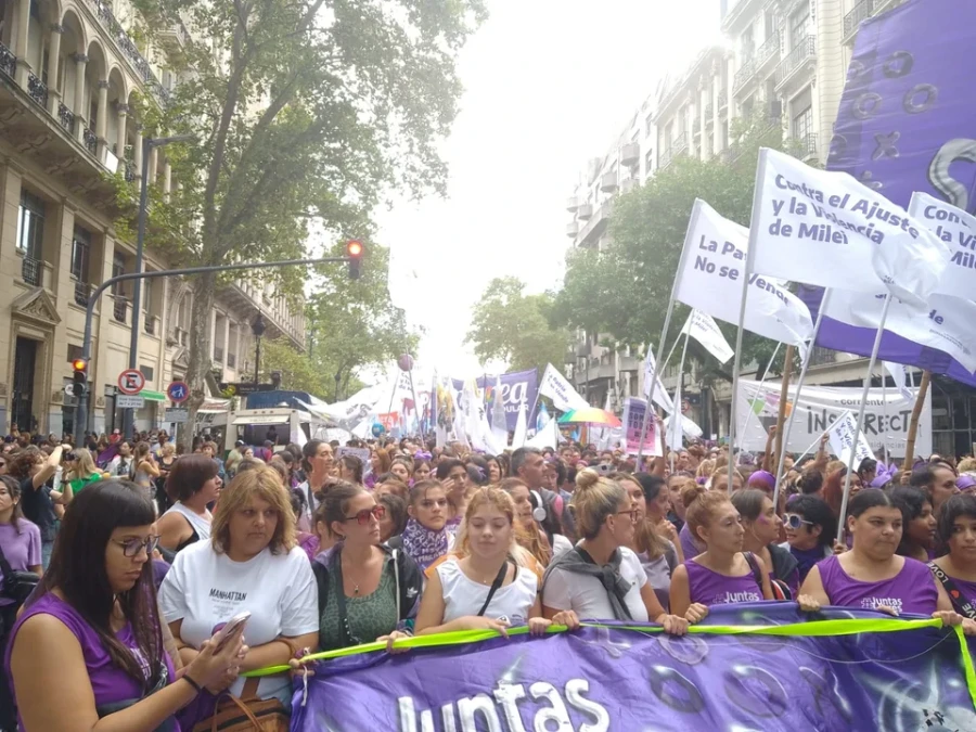 Masivas marchas en el país por el Día Internacional de la Mujer.