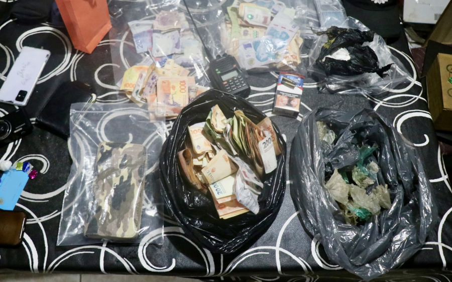 Se secuestraron cocaína y marihuana fraccionada; teléfonos celulares; dinero en efectivo; cartuchos de diversos calibres; balanzas de precisión; un inhibidor de señal; notebooks; una cámara de fotos.