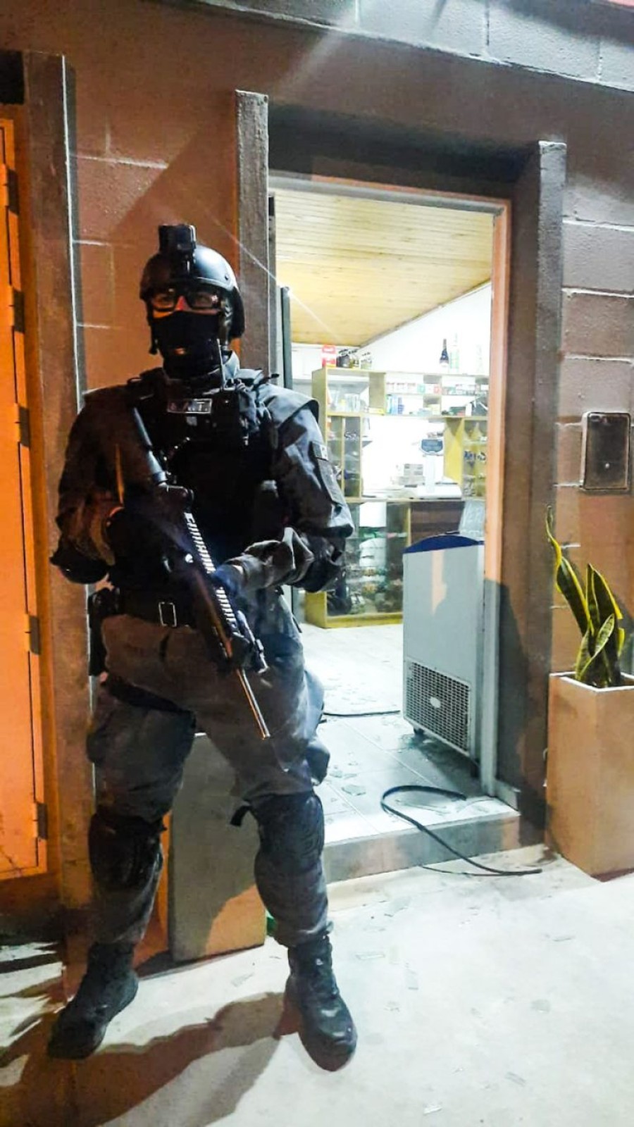 Se realizaron cuatro allanamientos, detuvieron a dos sujetos e incautaron estupefacientes en la localidad de Porteña.