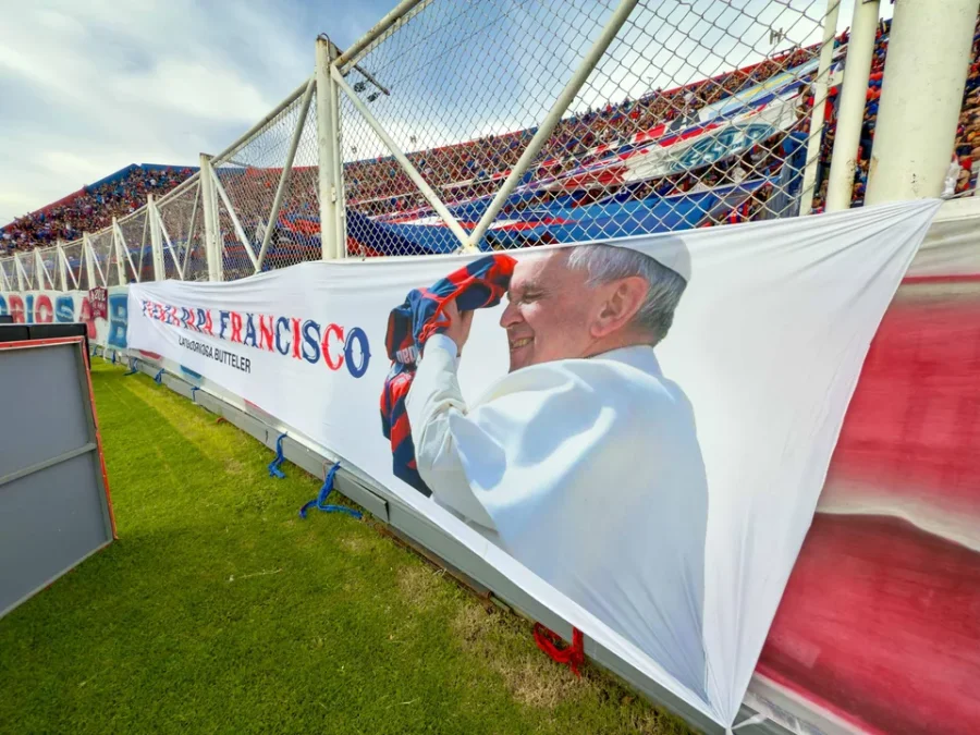Bandera de apoyo de los hinchas de San Lorenzo al Papa Francisco.