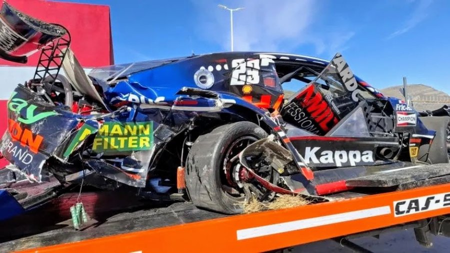 El Camaro de Gastón Mazzacane sufrió importantes daños materiales.