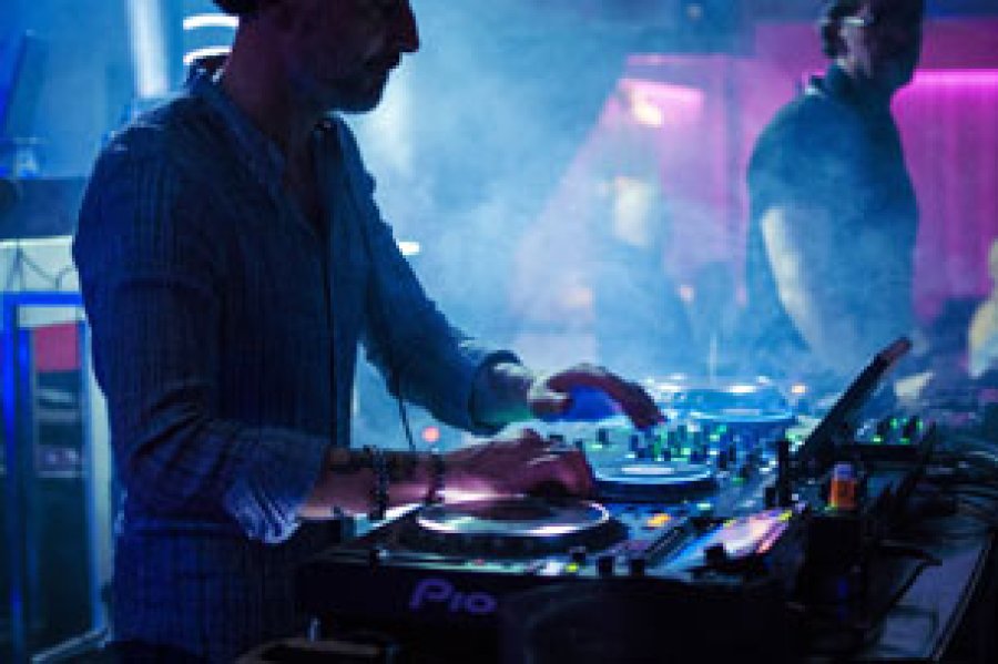 La fecha tiene como objetivo que los DJ’s de todo el mundo donen sus ganancias para causas benéficas, relacionadas con fundaciones, asociaciones y ONG’s que trabajan con niños.