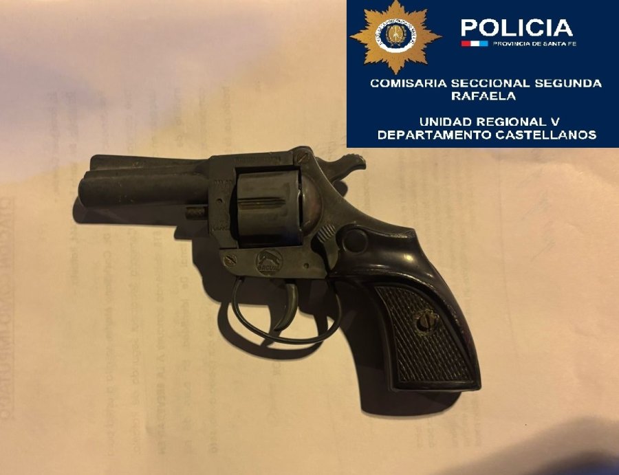 El revólver calibre 22 corto, marca Bagual, que portaban los detenidos.