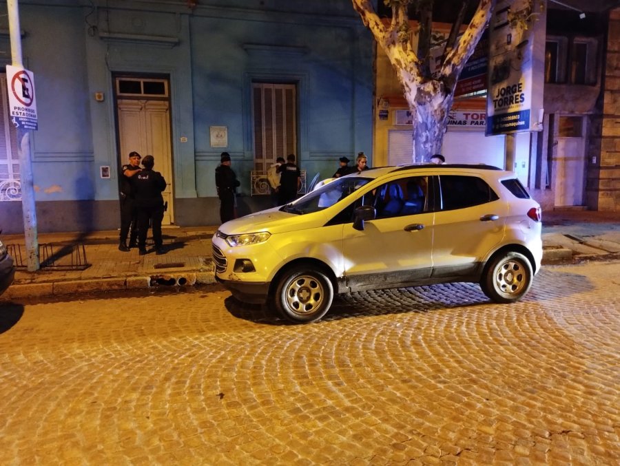 <i>Los sujetos junto al veh&iacute;culo, al momento de ser detenidos por la Polic&iacute;a.</i>