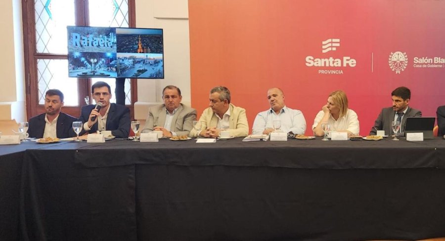 EN SANTA FE. El intendente Viotti durante la importante reunión.