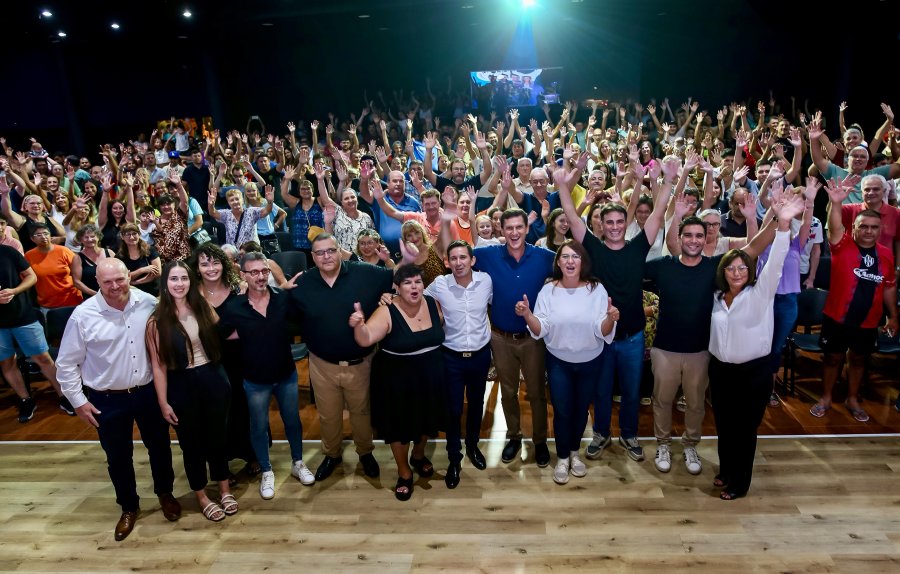 Juan Arga&ntilde;araz, Carlitos Padilla, Delvis Bodoira y M&oacute;nica Schmutzler entre otros, durante la presentaci&oacute;n del partido Inspirar.