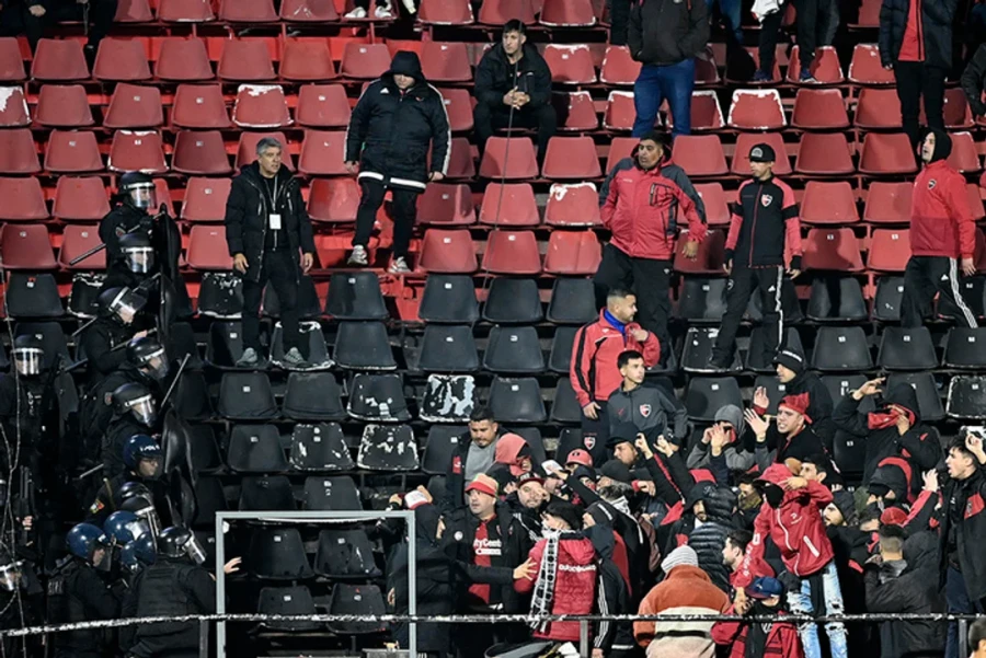 INCIDENTES. El partido estuvo demorado.