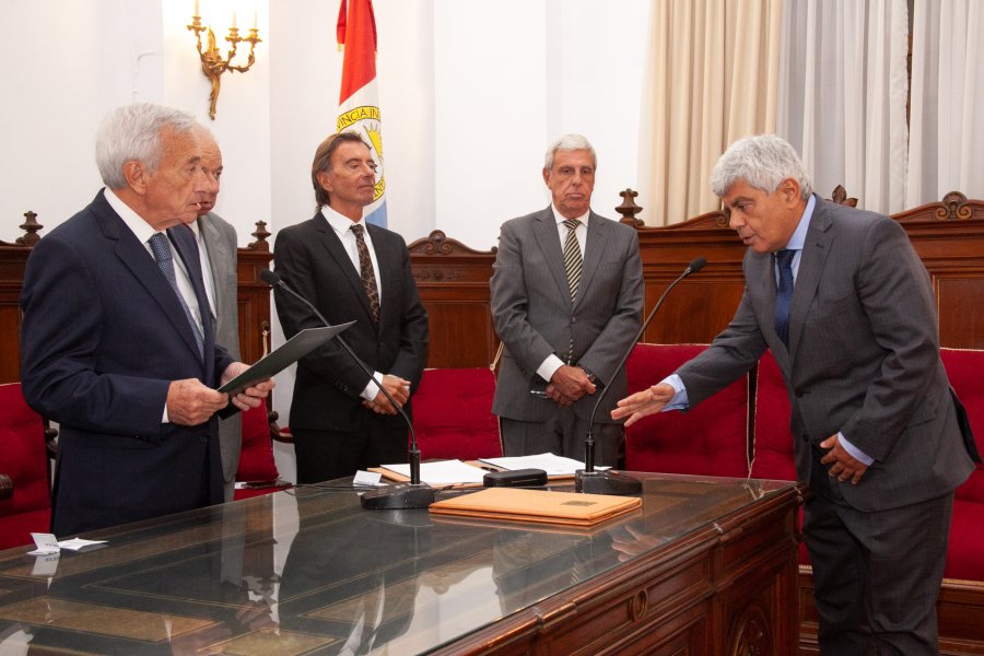 El Dr. Jorge Baclini al prestar juramento ante los miembros de la Corte. (FOTO CSJSF)