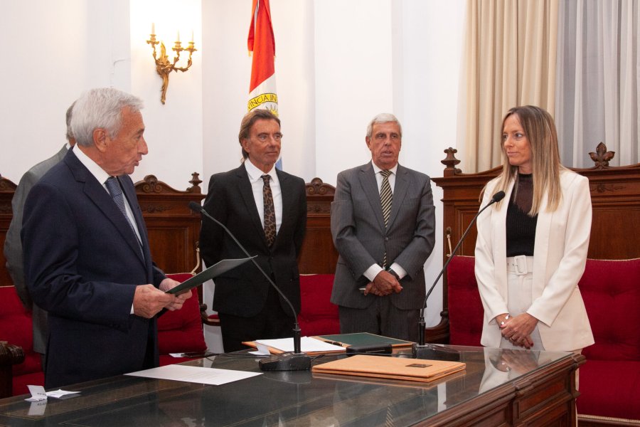 El presidente de la Corte Suprema, Roberto Falistocco, al tomar juramento a la Dra. Margarita Zabalza. (FOTO CSJSF)