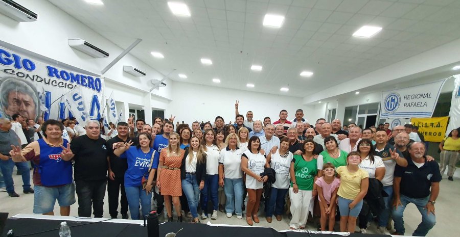 Dirigentes sindicales y candidatos en la foto del final del encuentro. (FOTO D. CAMUSSO)
