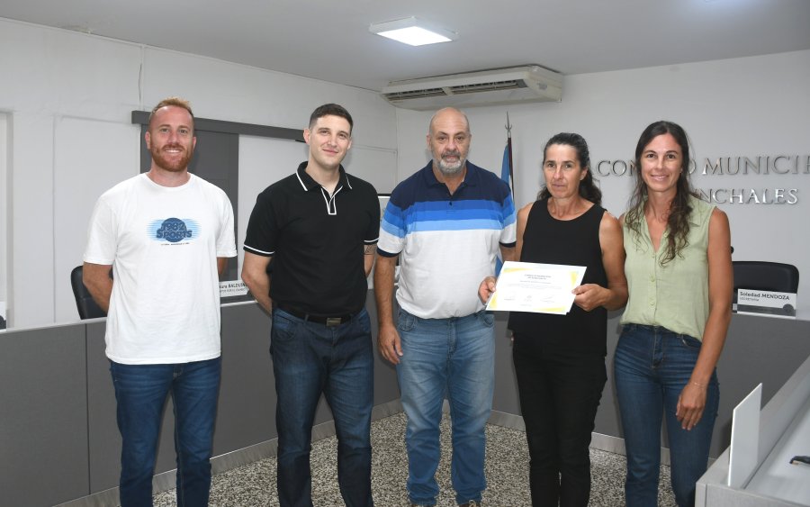 El momento de la entrega de la distinción.