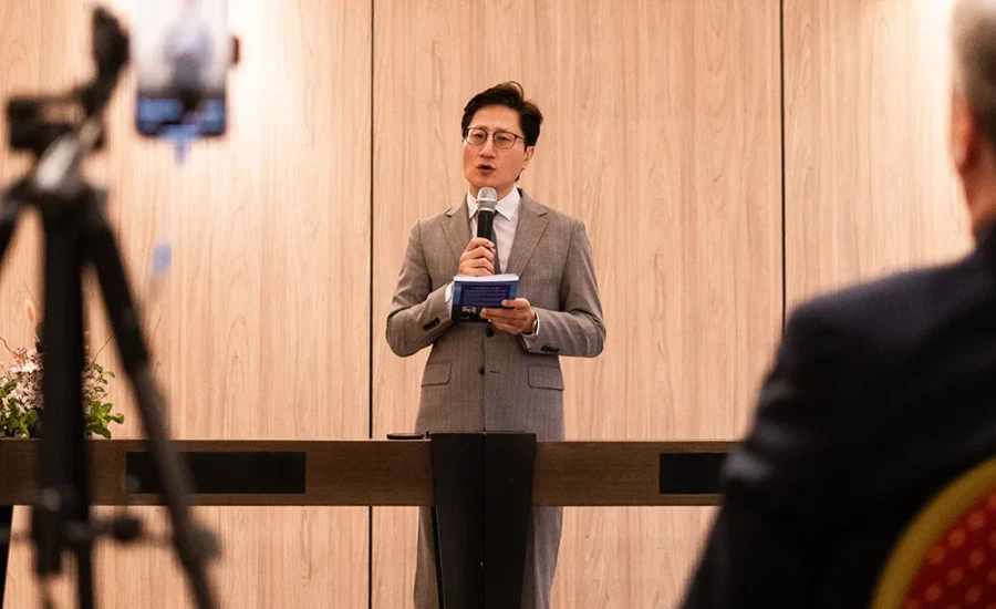 El Dr. Kim durante su exposición.