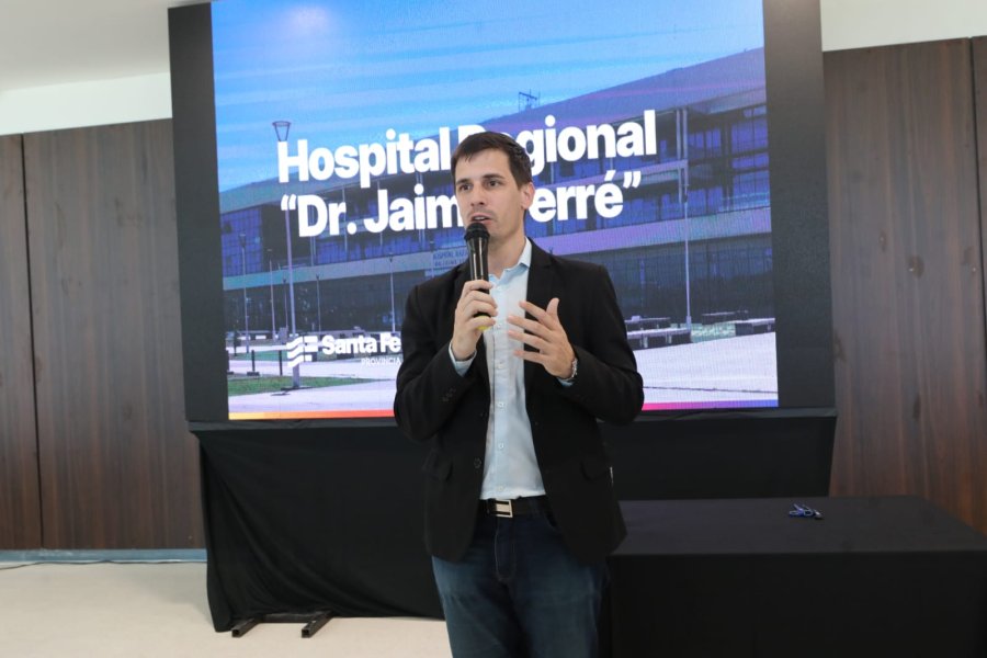 ACTO. El mandatario local durante la apertura de sobres para la adquisici&oacute;n de equipamiento m&eacute;dico destinado al nuevo Hospital.