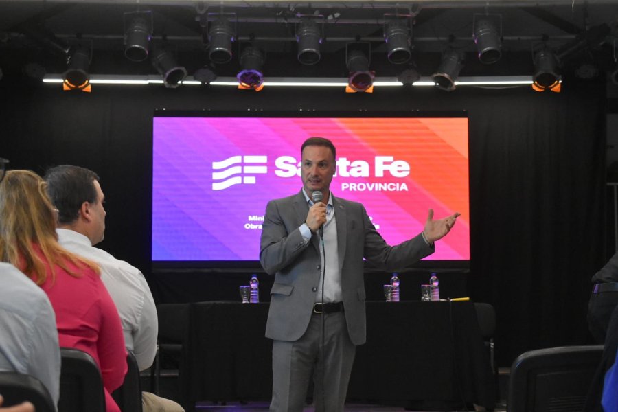 PUNTAPIE INICIAL. El ministro de Obras Públicas de la Provincia, Lisandro Enrico, durante la licitación del microestadio que tuvo un presupuesto oficial de $ 8.174.002.435,12.