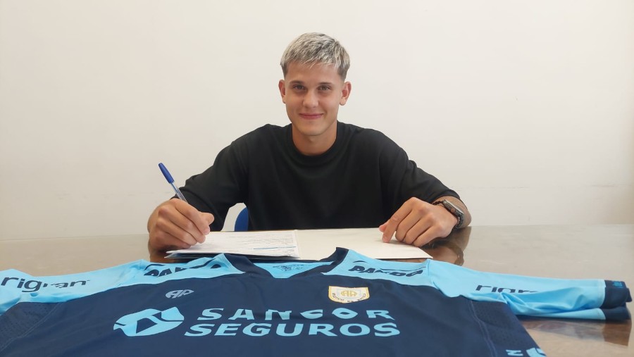 JULIÁN FUYANA FIRMÓ SU PRIMER CONTRATO PROFESIONAL CON LA CREMA
