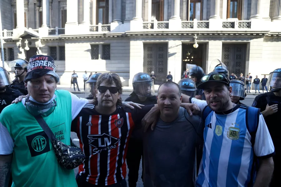 Reclamo de Jubilados frente al Palacio del Congreso acompañados con los hinchas del Club Chacarita