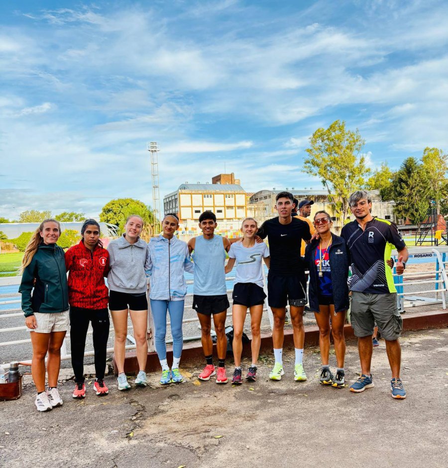 TODOS JUNTOS. Atletas y entrenadores en el Provincial.