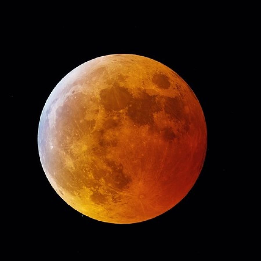 LUNA LLENA "DE SANGRE". La fase total del eclipse lunar, el primero de este 2025, se verá simultáneamente en todo el continente americano en la madrugada de este viernes.